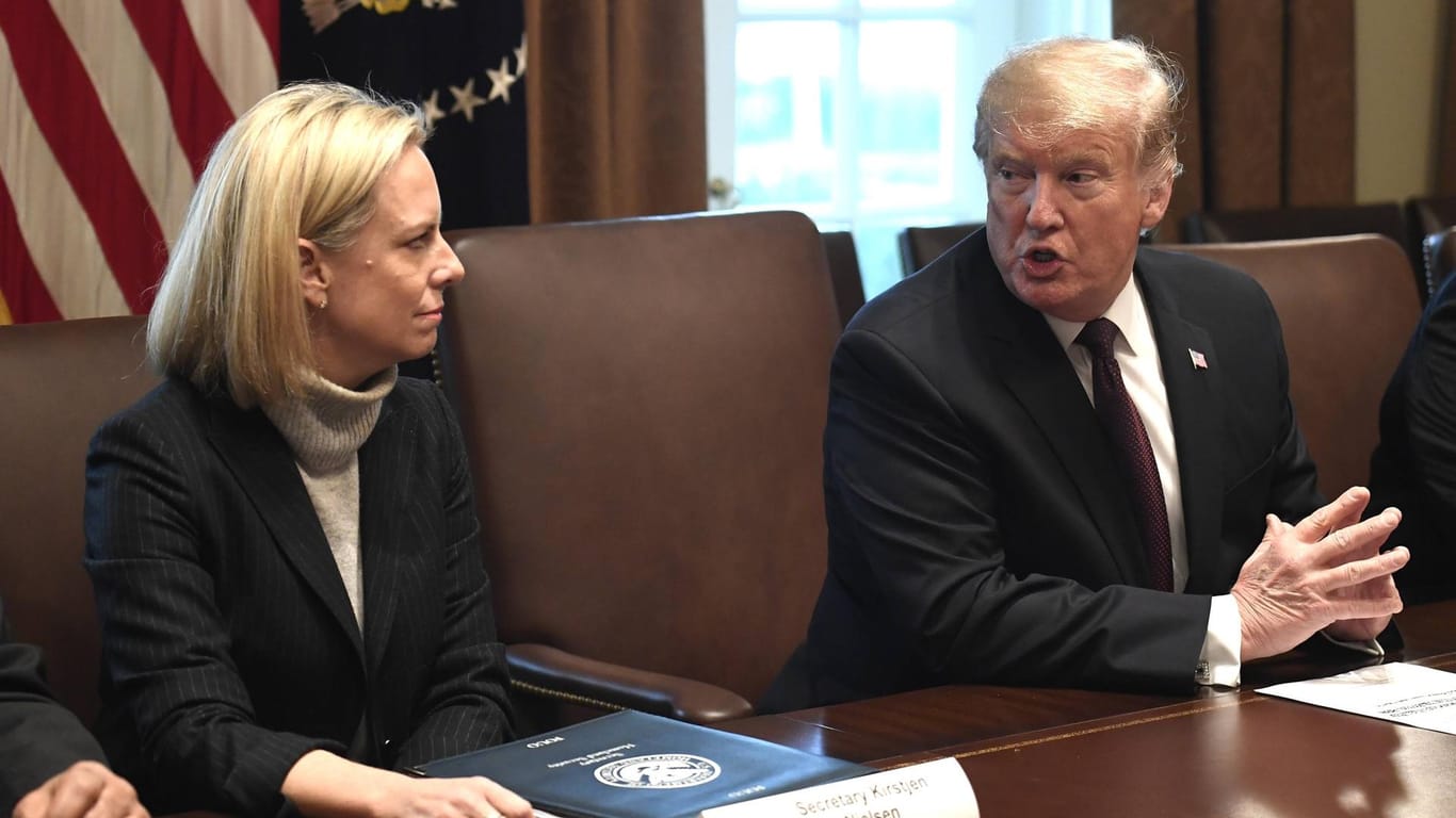 Donald Trump mit Kirstjen Nielsen: Die Heimatschutzministerin muss ihren Posten räumen.