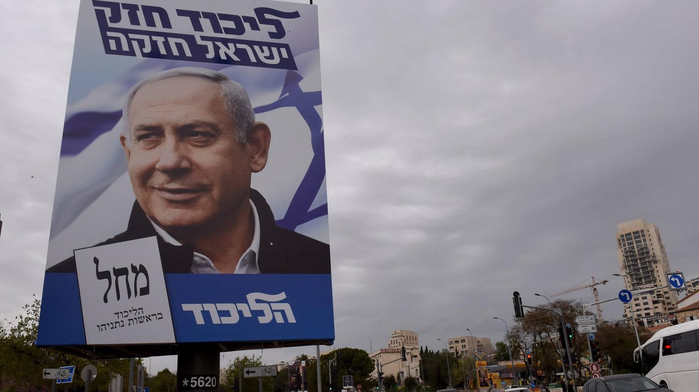 Benjamin Netanyahus Wahlplakat in Jerusalem: Wenige Tage vor den Parlamentswahlen in Israel zeichnet sich aufgrund von Umfragen ein Kopf-an-Kopf-Rennen ab.