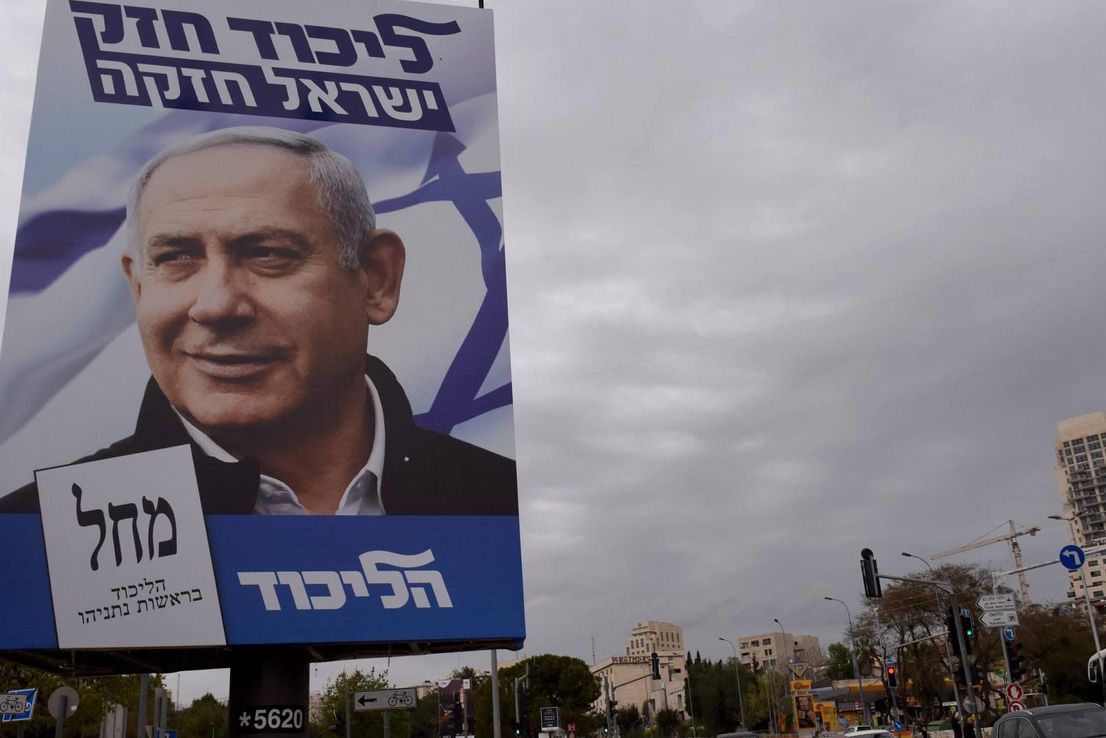 Benjamin Netanyahus Wahlplakat in Jerusalem: Wenige Tage vor den Parlamentswahlen in Israel zeichnet sich aufgrund von Umfragen ein Kopf-an-Kopf-Rennen ab.