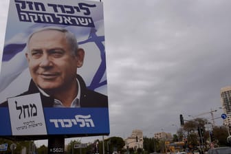 Benjamin Netanyahus Wahlplakat in Jerusalem: Wenige Tage vor den Parlamentswahlen in Israel zeichnet sich aufgrund von Umfragen ein Kopf-an-Kopf-Rennen ab.