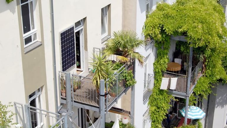 Auch Mieter von Wohnungen haben die Möglichkeit, Mini-Solarstromanlagen auf dem Balkon anzubringen.