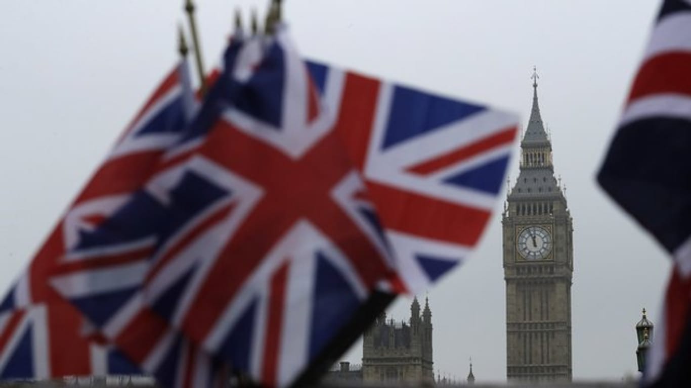 Britische Flaggen vor der Kulisse des Palace of Westminster, Sitz des Parlaments in London.