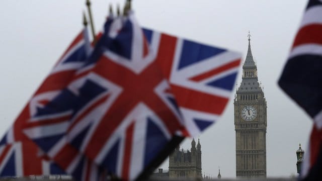 Britische Flaggen vor der Kulisse des Palace of Westminster, Sitz des Parlaments in London. Britische Flaggen vor der Kulisse des Palace of Westminster, Sitz des Parlaments in London.