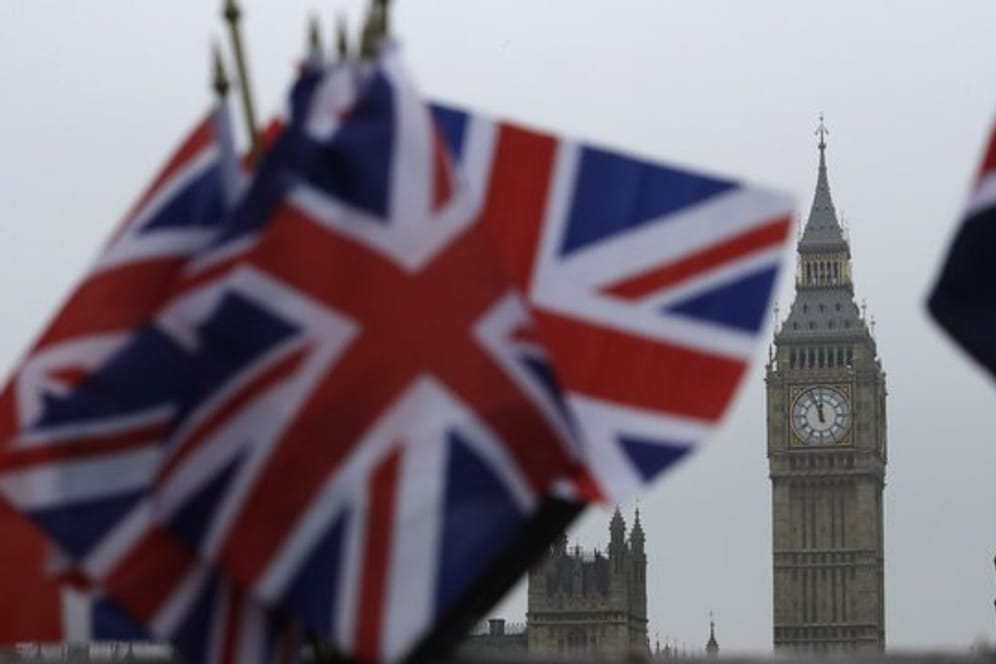 Britische Flaggen vor der Kulisse des Palace of Westminster, Sitz des Parlaments in London.
