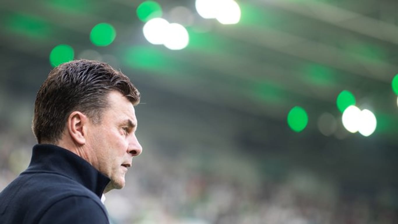 Gladbachs Trainer Dieter Hecking hat gegen Bremen mit Personalwechseln überrascht.