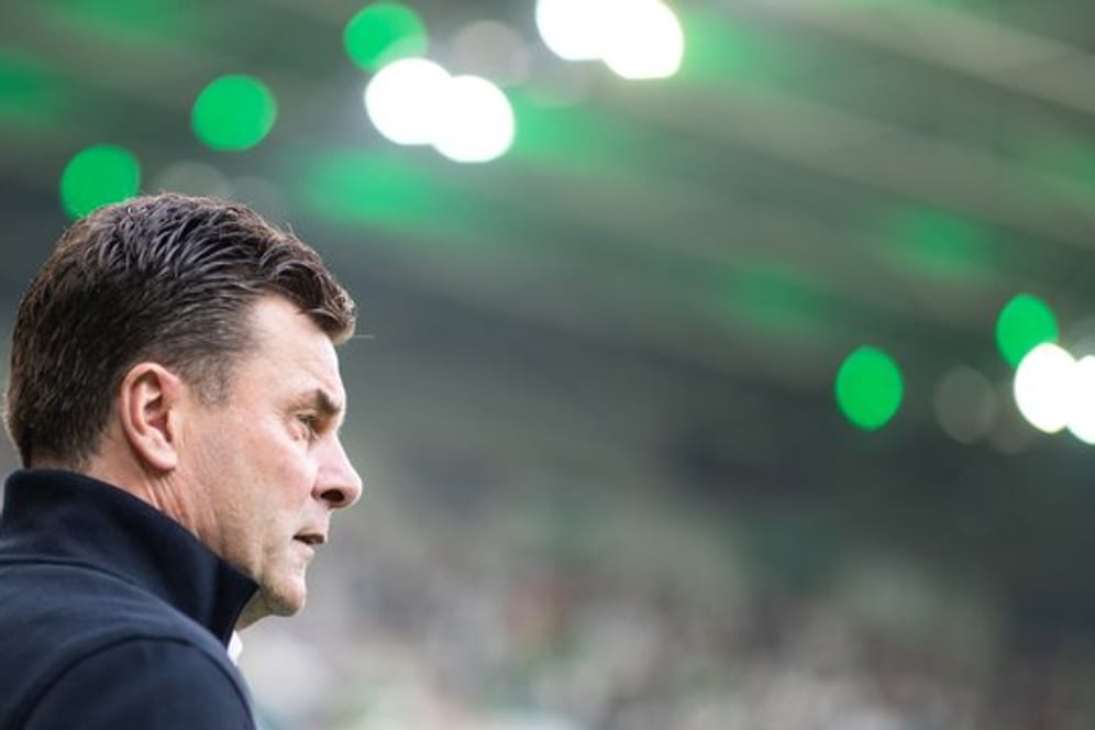 Gladbachs Trainer Dieter Hecking hat gegen Bremen mit Personalwechseln überrascht.