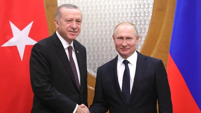 Bei ihrem Treffen in Moskau beraten Putin und Erdogan auch über die Lage im Syrienkrieg. Bei ihrem Treffen in Moskau beraten Putin und Erdogan auch über die Lage im Syrienkrieg.