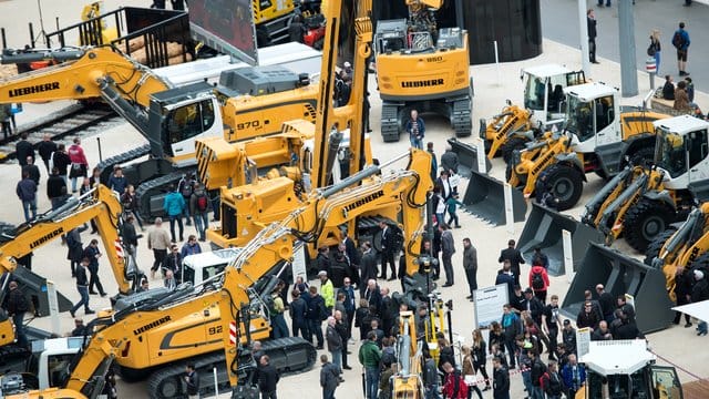 Baumesse Bauma: Tonnenschwere Minenfahrzeuge, Raupenkräne und Hydraulikbagger werden in München ausgestellt.