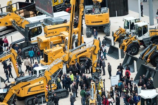 Baumesse Bauma: Tonnenschwere Minenfahrzeuge, Raupenkräne und Hydraulikbagger werden in München ausgestellt.