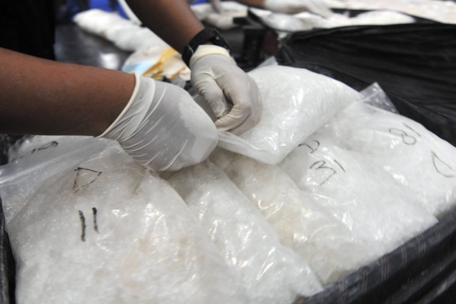 Beschlagnahmtes Crystal Meth: Immer wieder finden Zoll und Polizei in Containerschiffen große Mengen der synthetischen Droge. 585 Kilo sind nun den australischen Behörden in die Hände gefallen.