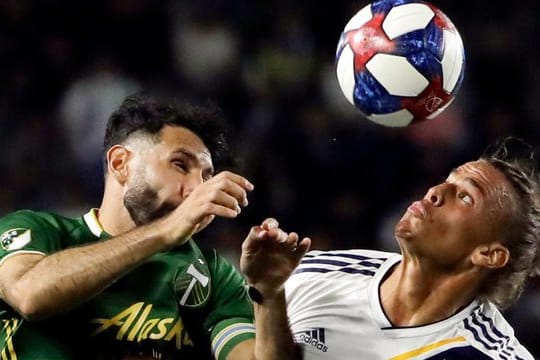 Rolf Feltscher (r) in Aktion: Der Venezolaner steht in der MLS bei LA Galaxy unter Vertrag.