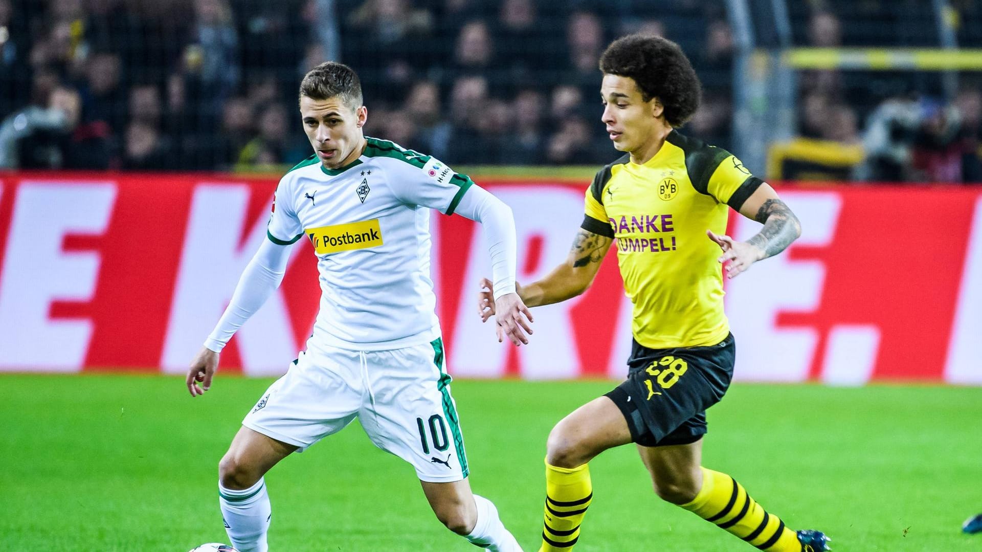 In dieser Saison sind sie noch Gegner, in der kommenden Spielzeit sollen sie gemeinsam für den BVB auflaufen: Thorgan Hazard (links) und Axel Witsel.