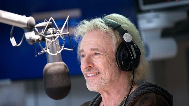 Thomas Gottschalk beim Bayerischen Rundfunk in einem Studio.
