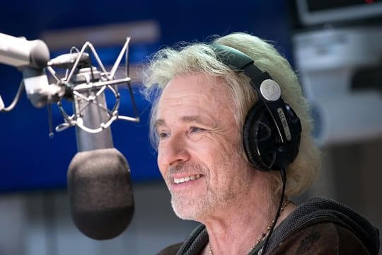 Thomas Gottschalk beim Bayerischen Rundfunk in einem Studio.