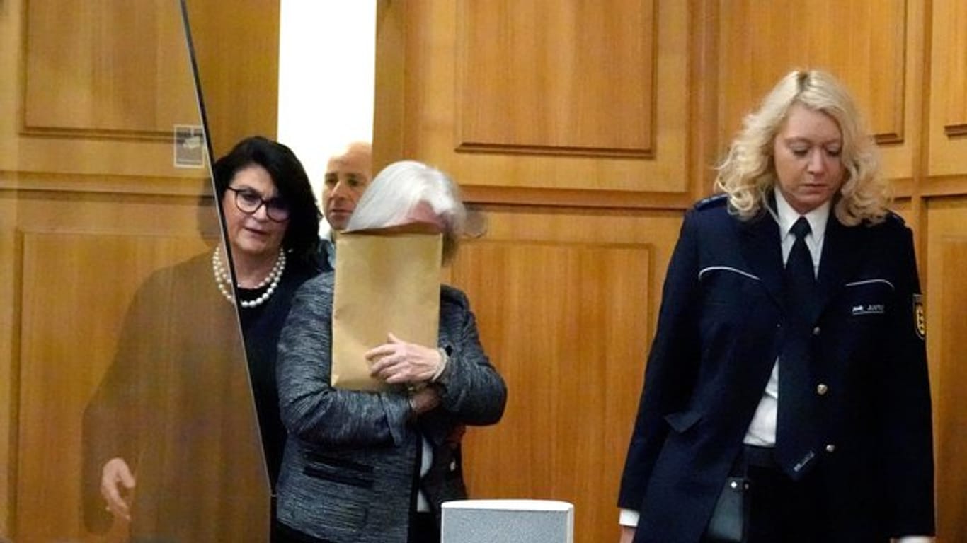 Die Angeklagte (M) beim Betreten des Gerichtssaals in Heilbronn.