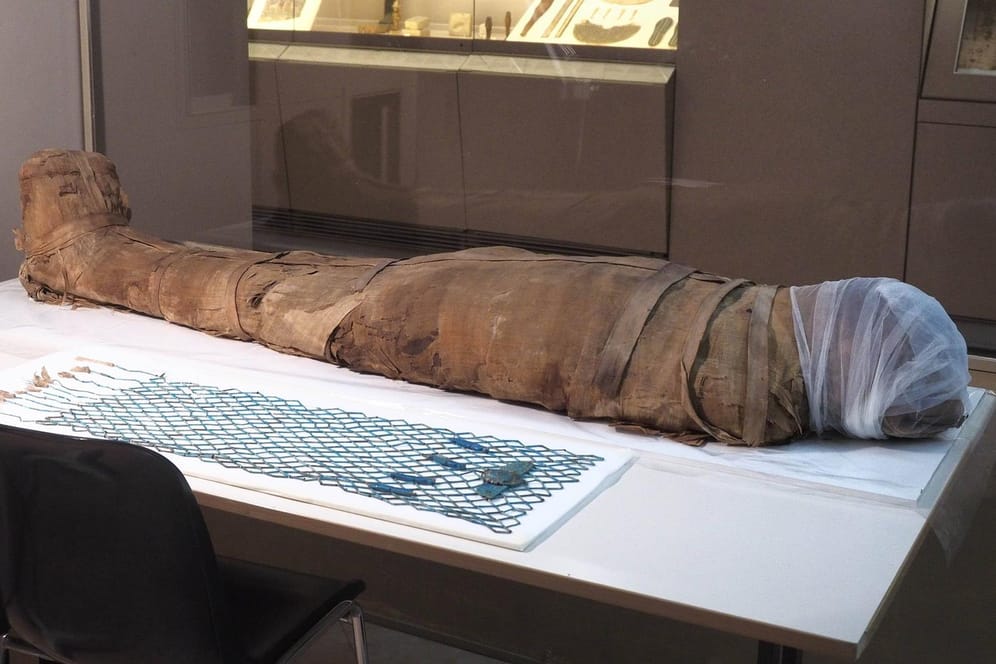 Eine Mumie wird in einem Museum restauriert (Symbolbild): Während einer Live-Fernsehübertragung haben Archäologen in Ägypten eine 2.000 Jahre alte Mumie gefunden.