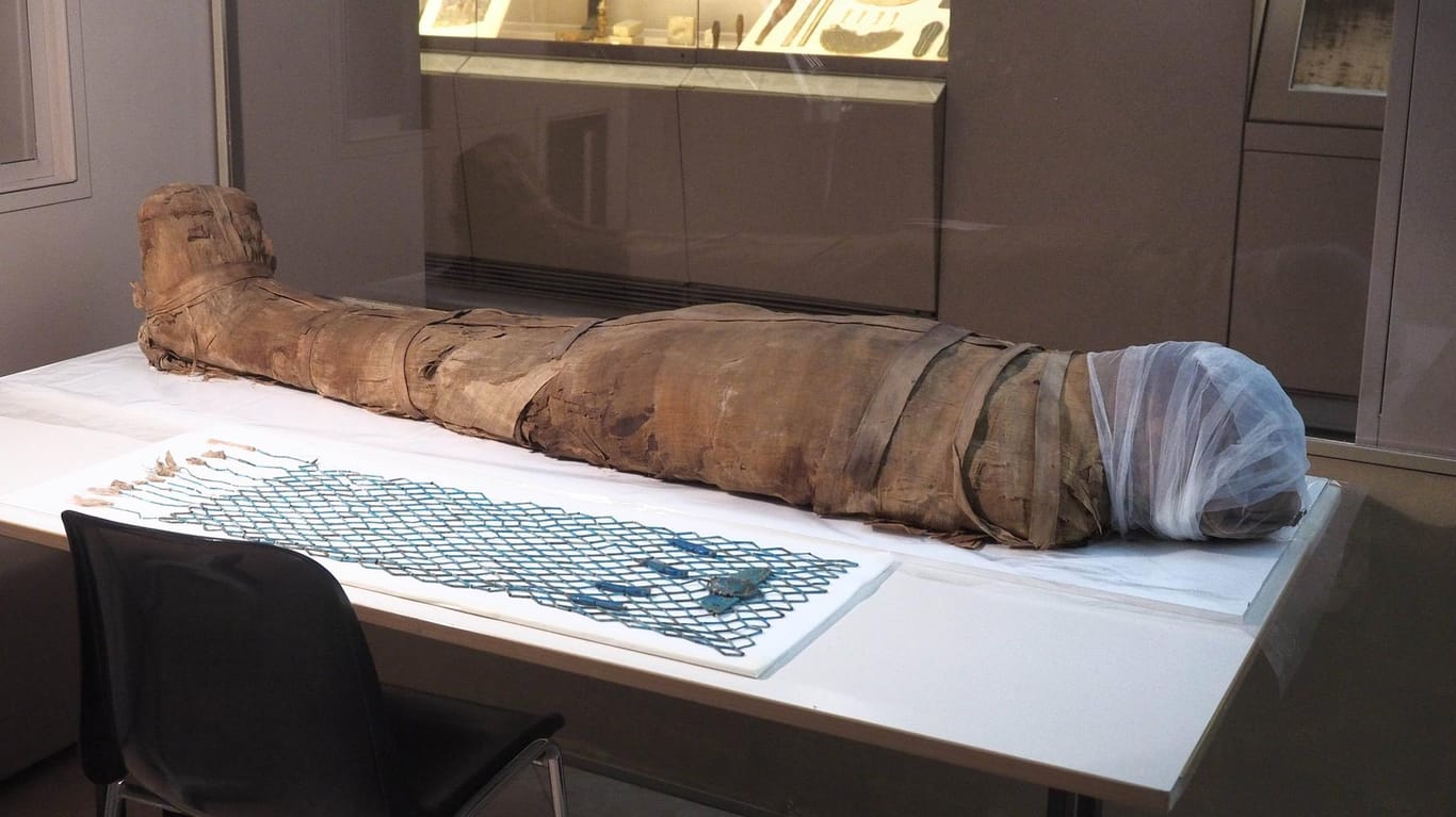 Eine Mumie wird in einem Museum restauriert (Symbolbild): Während einer Live-Fernsehübertragung haben Archäologen in Ägypten eine 2.000 Jahre alte Mumie gefunden.