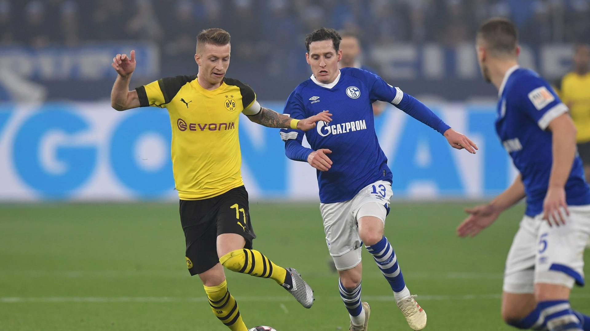 Marco Reus von Borussia Dortmund (links) im Duell mit Sebastian Rudy.