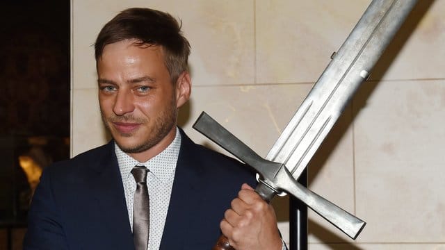 Schauspieler Tom Wlaschiha gibt das Schwert ab.