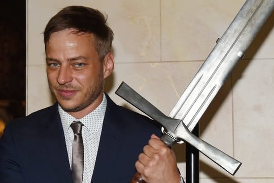 Schauspieler Tom Wlaschiha gibt das Schwert ab.