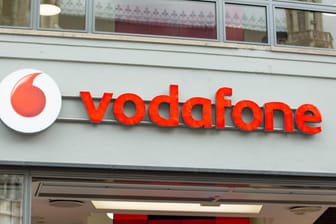 Ein Geschäft von Vodafone: Der Provider muss nach Aufforderung der Gema zwei Filesharing-Seiten für Kunden sperren.