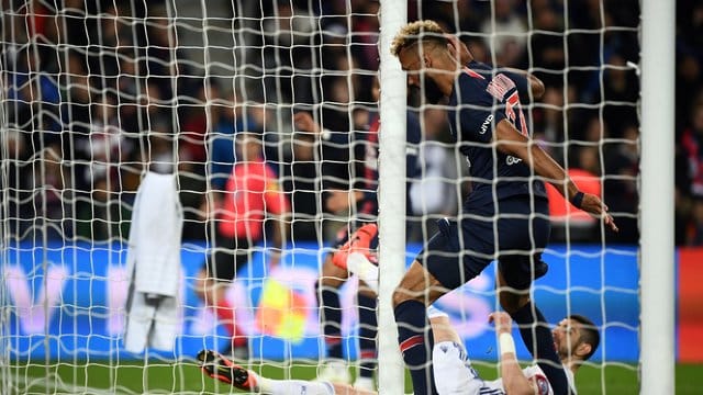 PSG-Spieler Eric Maxim Choupo-Moting (vorn) lenkt den Ball mit seinem linken Fuß an den gegnerischen Innenpfosten. PSG-Spieler Eric Maxim Choupo-Moting (vorn) lenkt den Ball mit seinem linken Fuß an den gegnerischen Innenpfosten.