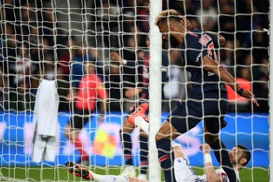 PSG-Spieler Eric Maxim Choupo-Moting (vorn) lenkt den Ball mit seinem linken Fuß an den gegnerischen Innenpfosten.