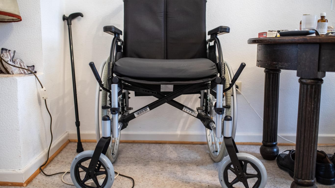 Rollstuhl steht an einer Wand: Immer mehr Menschen in Deutschland sind pflegebedürftig.