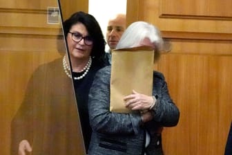 Prozess in Heilbronn: Die Angeklagte betritt den Gerichtssaal. Sie verbirgt ihr Gesicht hinter einem großen Briefumschlag.