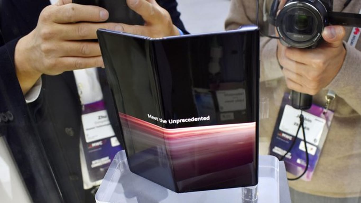 Das neue Huawei Mate X, ein Smartphone mit faltbarem Display, auf dem Mobile World Congress in Barcelona.