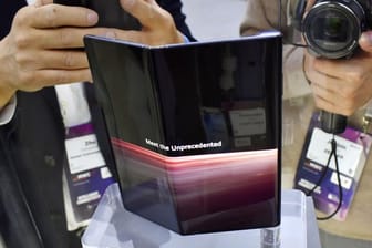 Das neue Huawei Mate X, ein Smartphone mit faltbarem Display, auf dem Mobile World Congress in Barcelona.