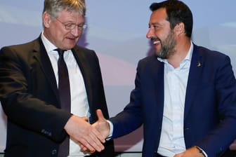 AfD-Chef Meuthen mit Italiens Vize-Ministerpräsident Matteo Salvini in Mailand: Gemeinsam mit anderen rechtspopulistischen Parteien wollen AfD und Lega zukünftig eine Fraktion im Europaparlament bilden.