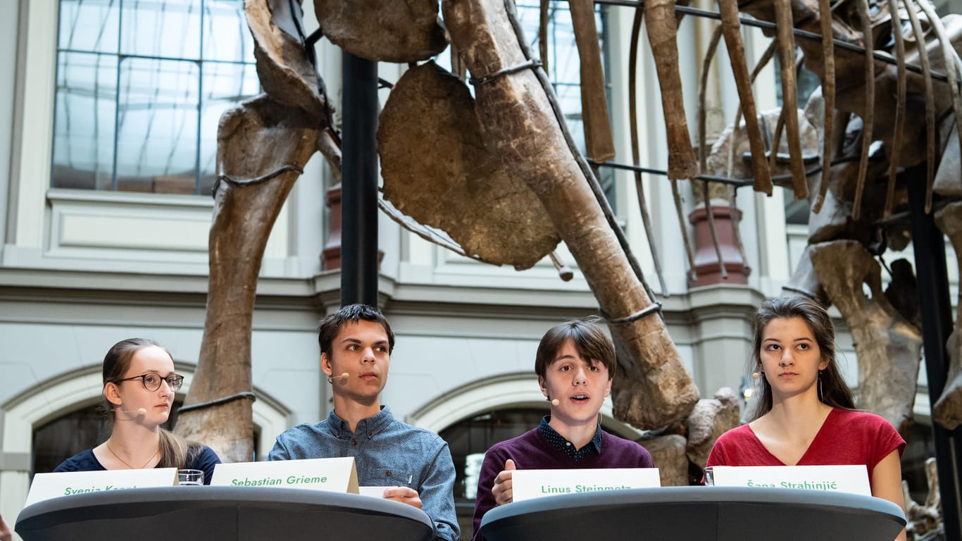 Die Klima-Aktivisten Svenja Kannt (l-r), Sebastian Grieme, Linus Steinmetz und Sana Strahinjic: Sie stellen bei einer Pressekonferenz im Sauriersaal des Museums für Naturkunde die konkreten Forderungen vor.