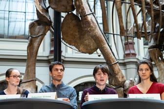 Die Klima-Aktivisten Svenja Kannt (l-r), Sebastian Grieme, Linus Steinmetz und Sana Strahinjic: Sie stellen bei einer Pressekonferenz im Sauriersaal des Museums für Naturkunde die konkreten Forderungen vor.