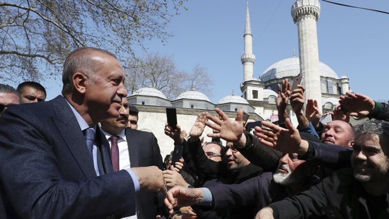 Der türkische Präsident Recep Tayyip Erdogan spricht in Istanbul mit Anhängern.