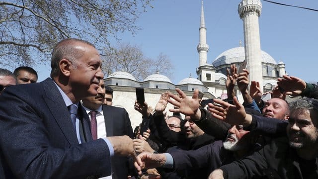 Der türkische Präsident Recep Tayyip Erdogan spricht in Istanbul mit Anhängern. Der türkische Präsident Recep Tayyip Erdogan spricht in Istanbul mit Anhängern.