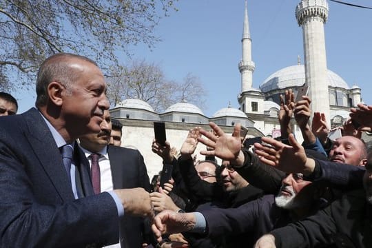 Der türkische Präsident Recep Tayyip Erdogan spricht in Istanbul mit Anhängern.