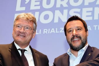 Jörg Meuthen (l) und Matteo Salvini bei ihrer Pressekonferenz in Mailand.