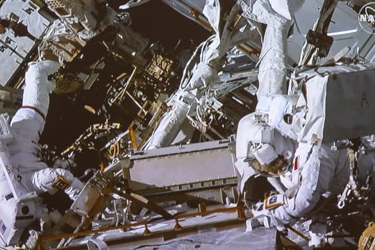 Anne McClain und David Saint-Jacques arbeiten außerhalb der Internationale Raumstation ISS.