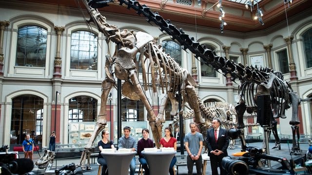 Schüler präsentieren im Berliner Naturkundemuseum konkrete Forderungen an die Politik. Schüler präsentieren im Berliner Naturkundemuseum konkrete Forderungen an die Politik.