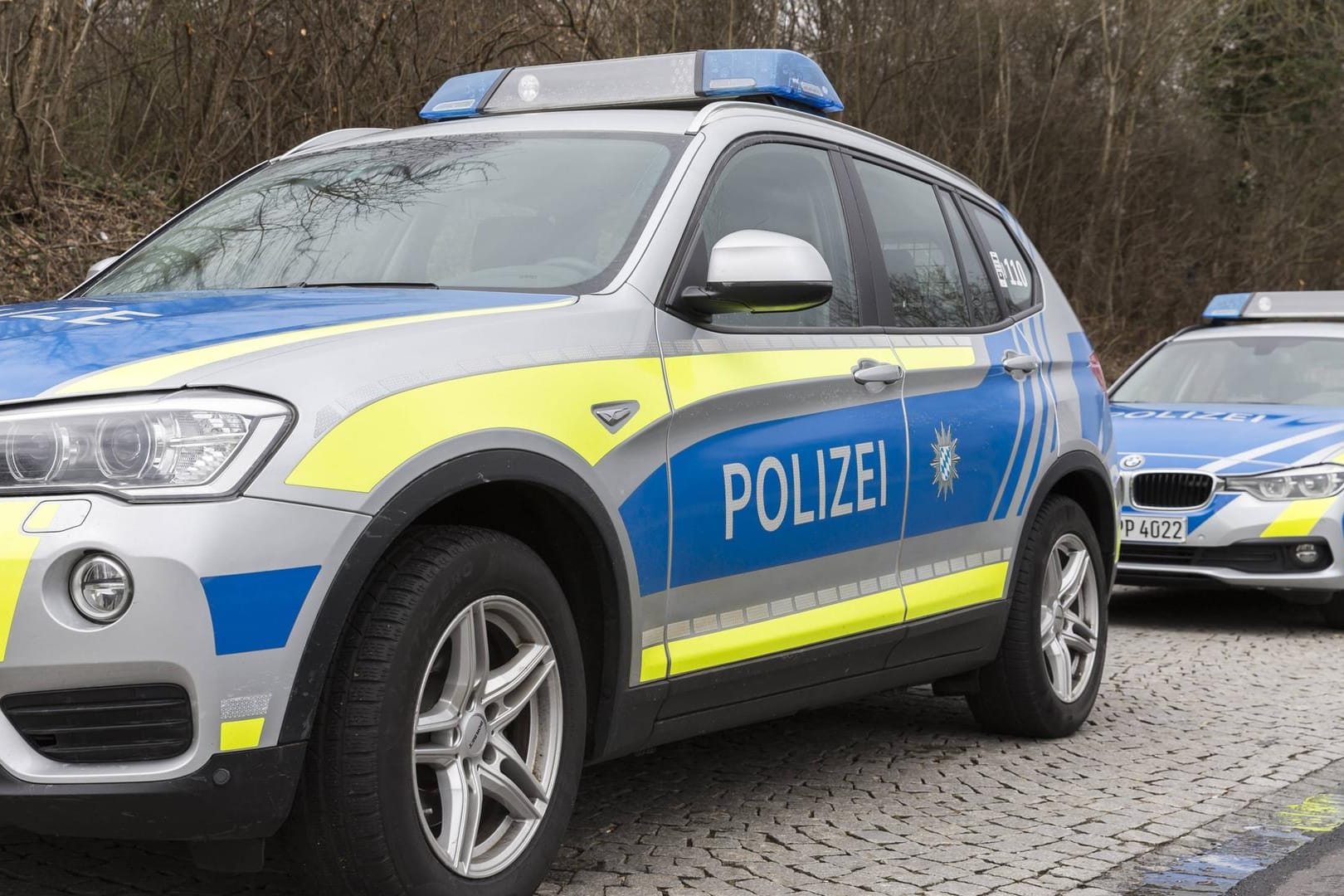 Polizeiwagen in Bayern: In Passau hat die Polizei einen Zeugenaufruf gestartet, nachdem mehrere Autos beschädigt wurden. (Symbolbild)