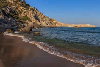 Strand auf Rhodos: Drei Menschen wurden tot an Land gespült. (Archivbild)