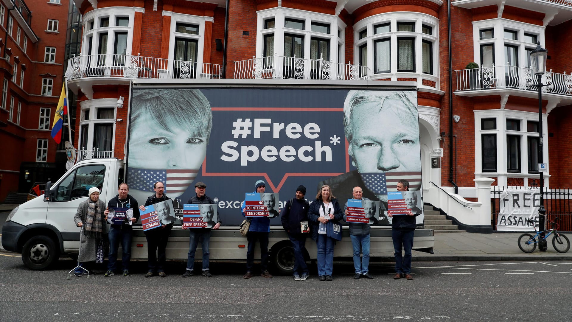 Unterstützer von Wikileaks-Gründer Julian Assange vor der Botschaft Ecuadors in London.