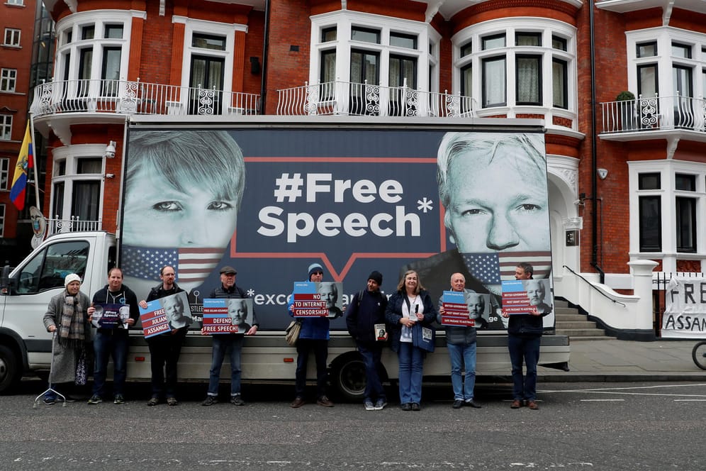 Unterstützer von Wikileaks-Gründer Julian Assange vor der Botschaft Ecuadors in London.