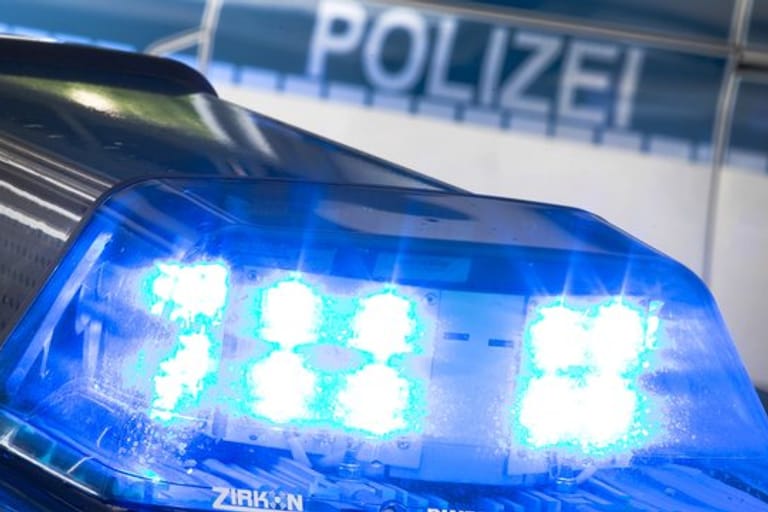 Ein Blaulicht leuchtet auf dem Dach eines Polizeiwagens: In Frankfurt sucht die Polizei nach einem Exhibitionisten.