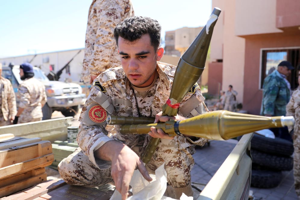 Eine Mitglied der Regierungseinheiten: Seit Donnerstag rückt die sogenannte "Libysche Nationalarmee" (LNA) von General Haftar auf Tripolis vor. Haftar gilt als mächtigster Gegenspieler von Ministerpräsident Fajis al-Sarradsch.