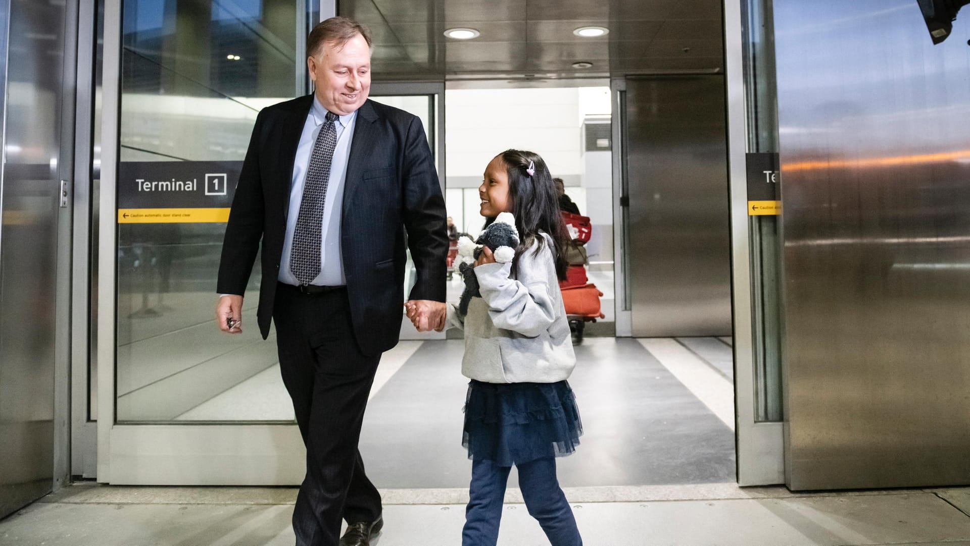 Menschenrechtsanwalt Robert Tibbo mit Keana Rodel (7) auf dem Flughafen Toronto im März 2019. Ihre Mutter hatte Edward Snowden in Hongkong aufgenommen, als der sich 2013 verstecken musste.