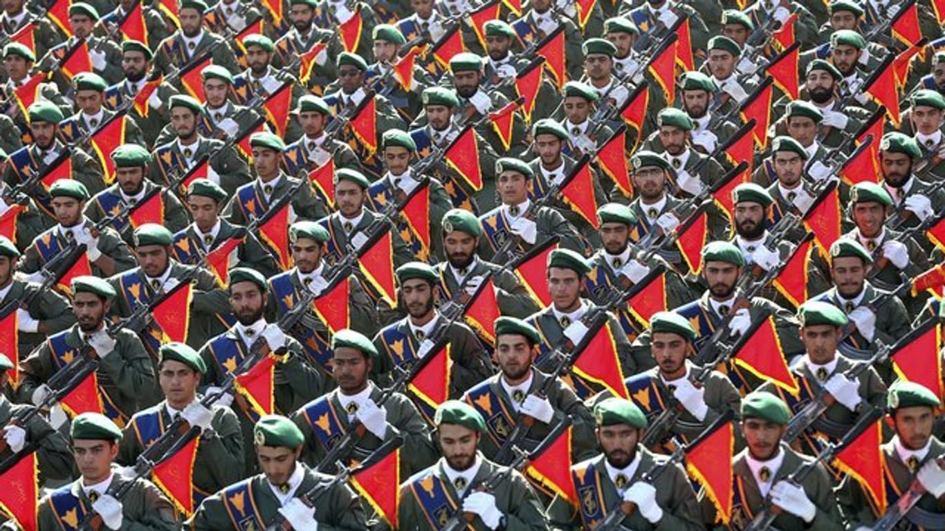 Mitglieder der iranischen Revolutionsgarden nehmen an einer Militärparade in Teheran teil.