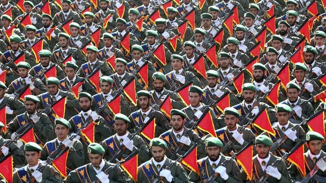 Mitglieder der iranischen Revolutionsgarden nehmen an einer Militärparade in Teheran teil. Mitglieder der iranischen Revolutionsgarden nehmen an einer Militärparade in Teheran teil.