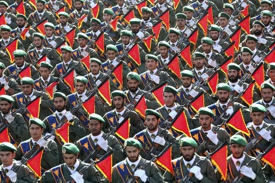Mitglieder der iranischen Revolutionsgarden nehmen an einer Militärparade in Teheran teil.